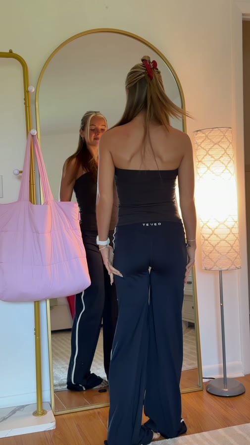 TEVEO set and tote in the mirror